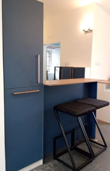 The kitchen, with its cabinets and comfortable stools, a bright appearance for meal preparation 